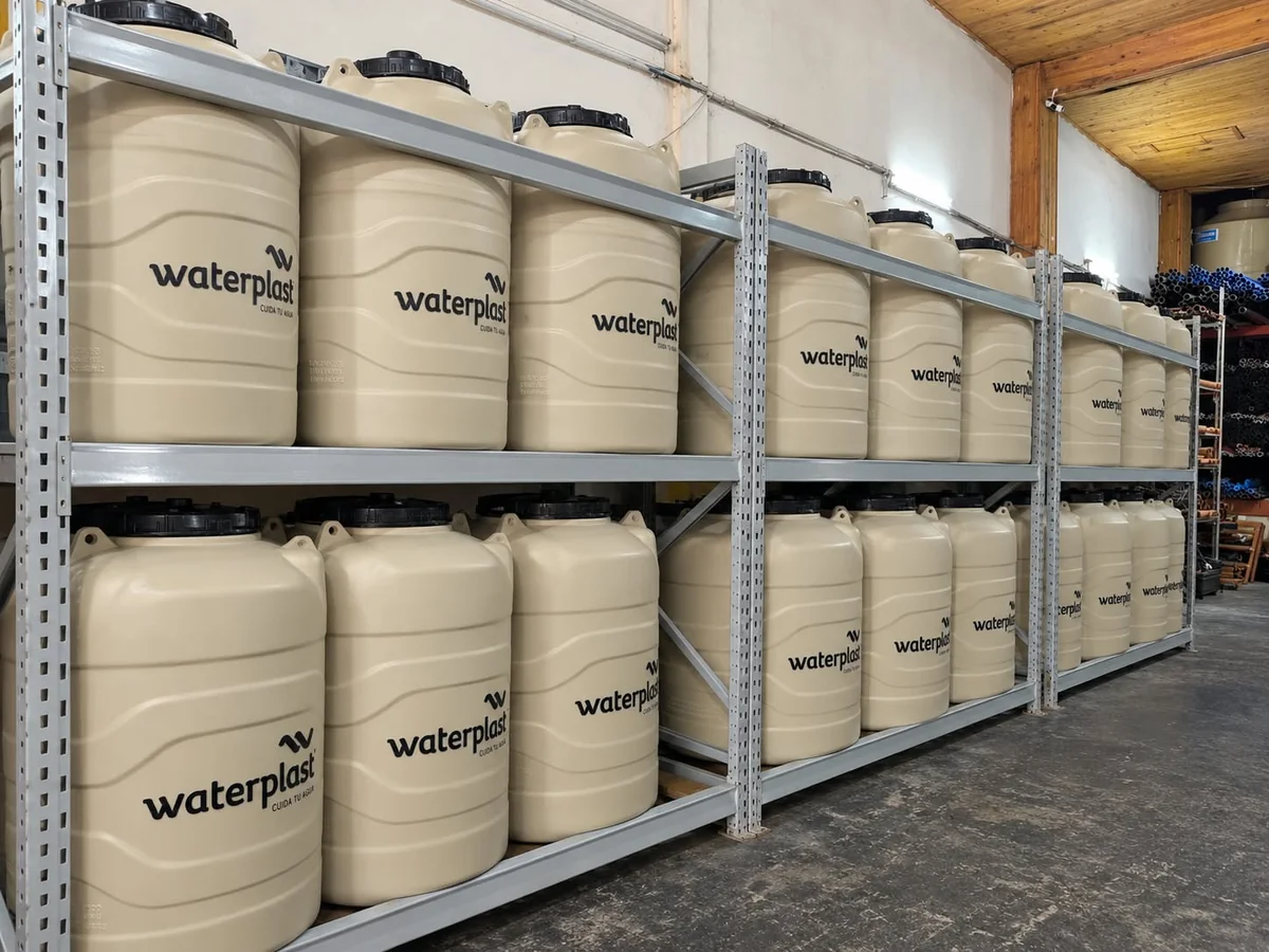 Tanques para agua Waterplast en el depósito de Reyplast
